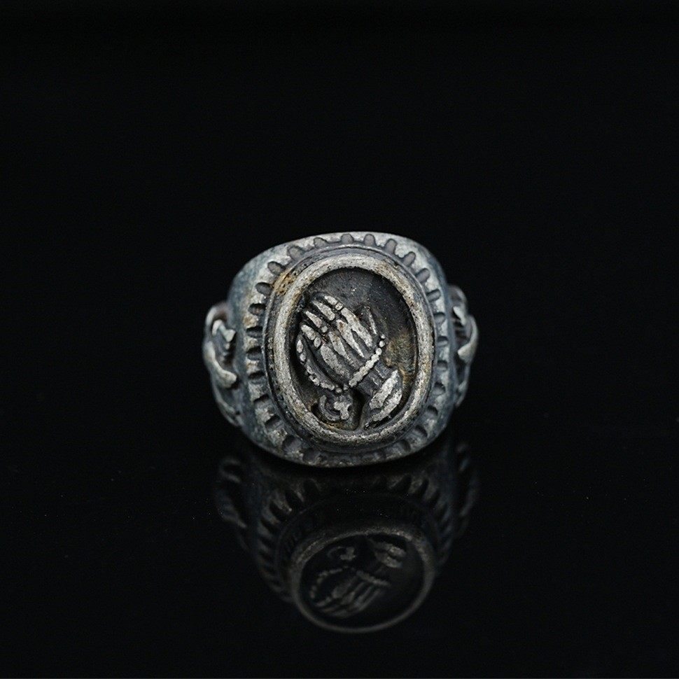 Vintage Hand Praying Titanium  - Street Fashion Rings ulasan dan harga